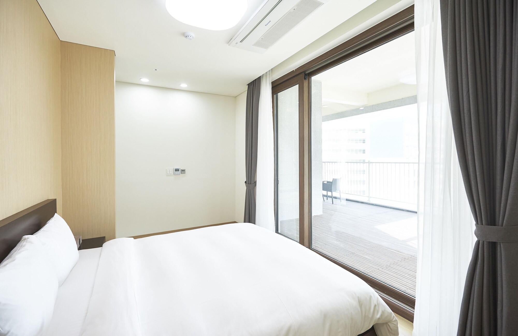 White, Family, Suite, 1 Single and 2 Double Beds