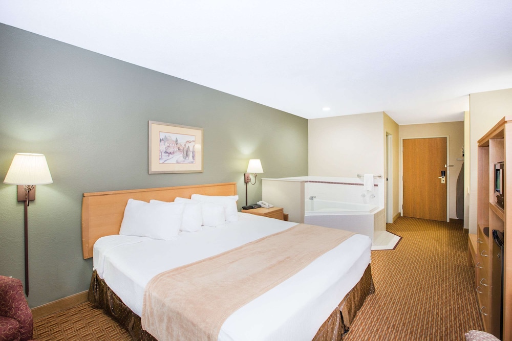 Ramada by Wyndham Spirit Lake/Okoboji 12/34