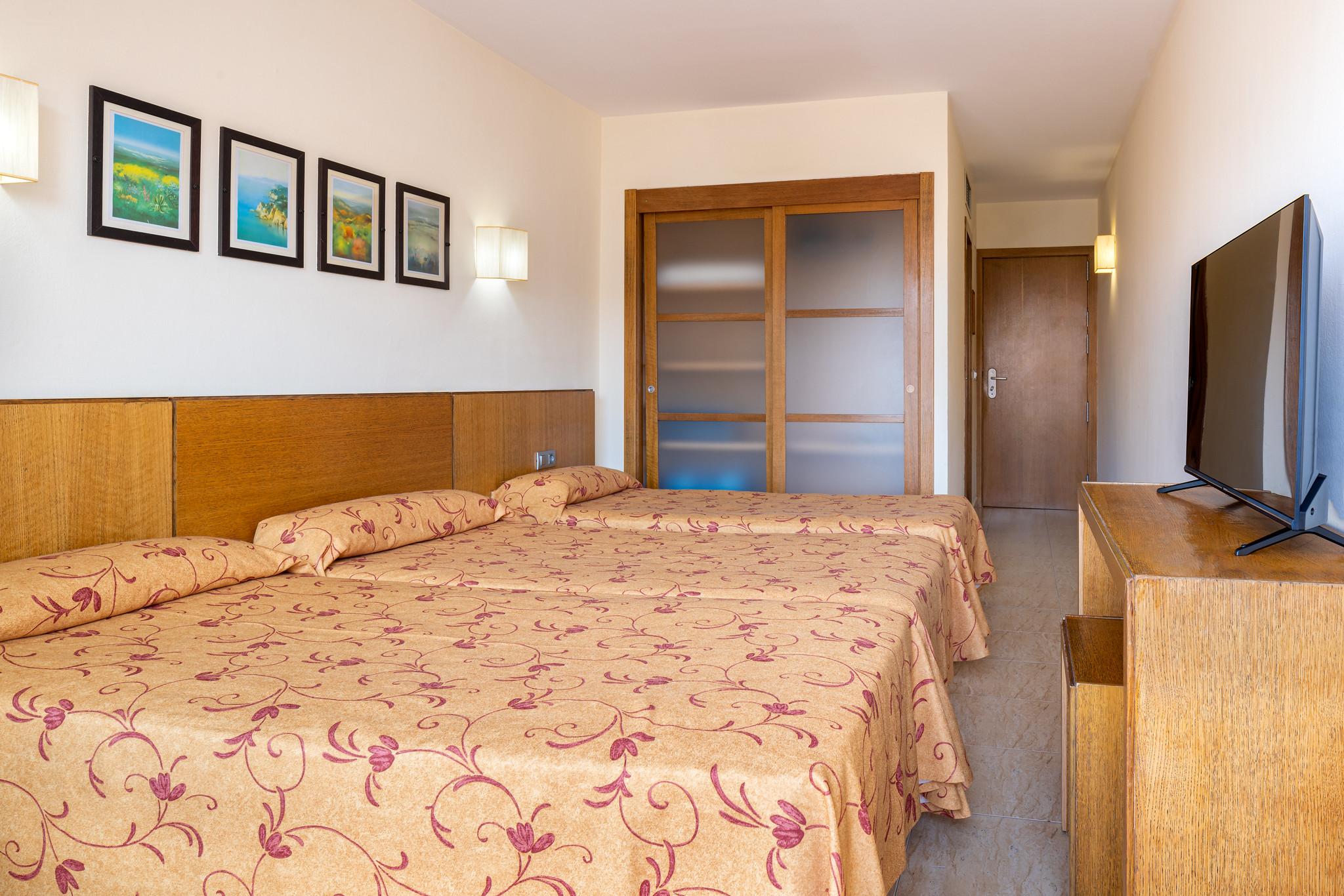 غرفة بسرير مزدوج أو سريرين منفصلين
