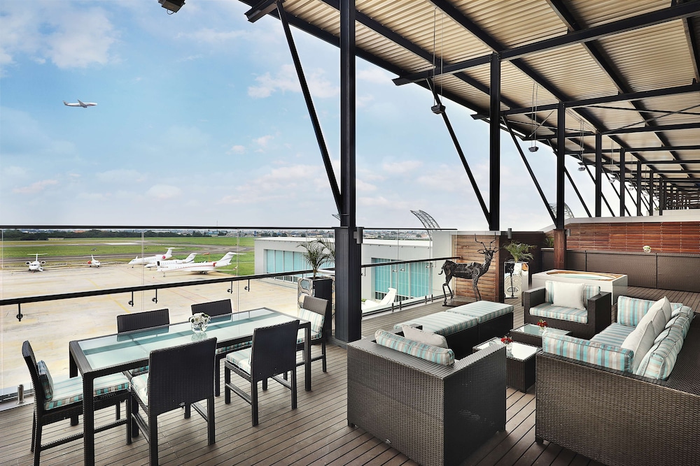 Legend Hotel Lagos Airport Curio Collection By Hilton 60/81