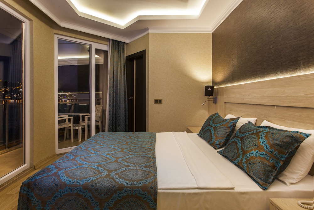 Parador Beach Hotel 12/47
