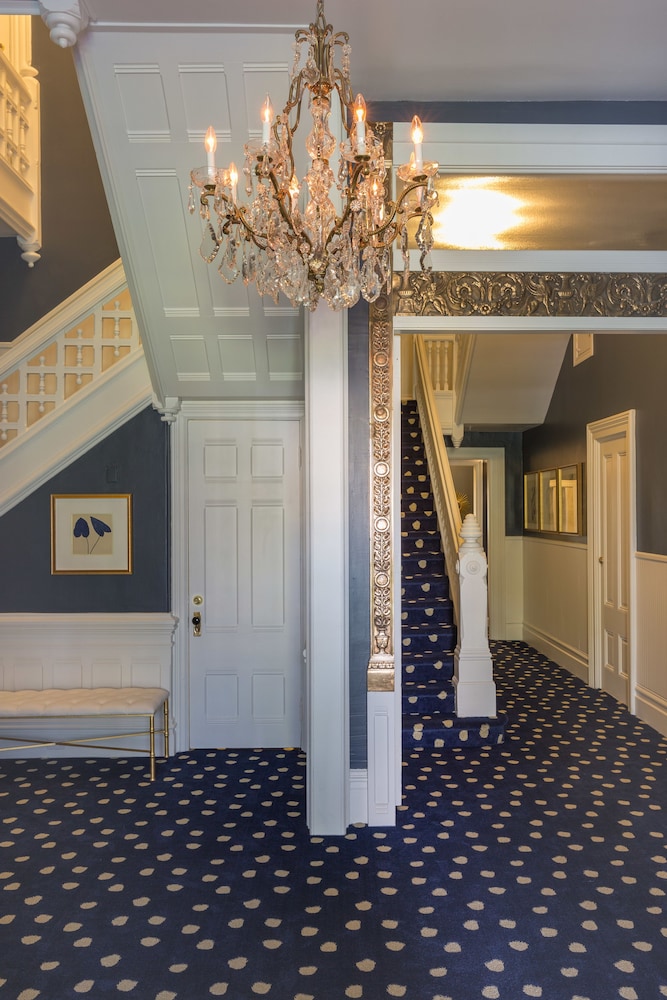 The White House Inn 52/59