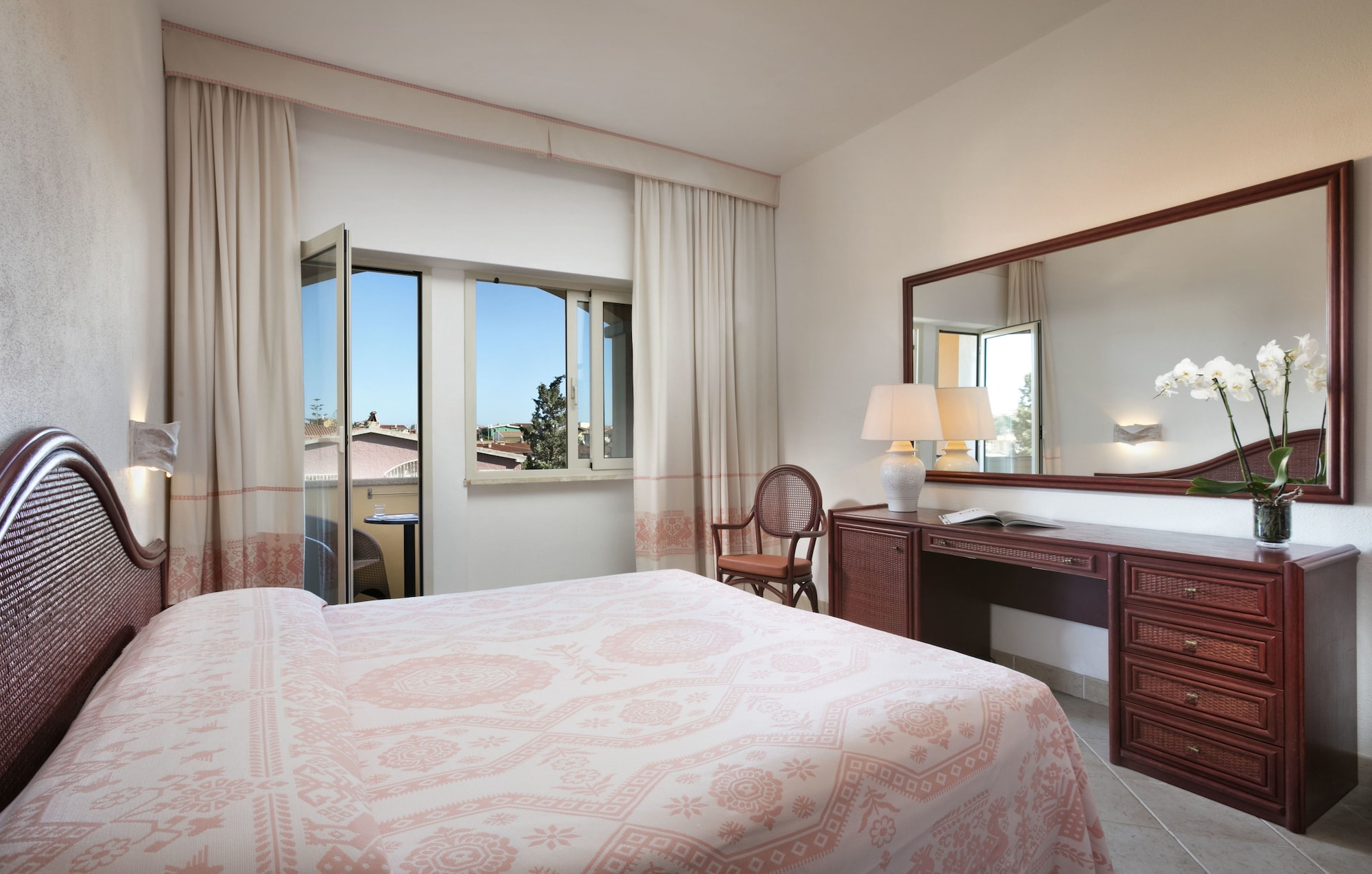 Classic, Triple, 1 King and 1 Single Beds, City View