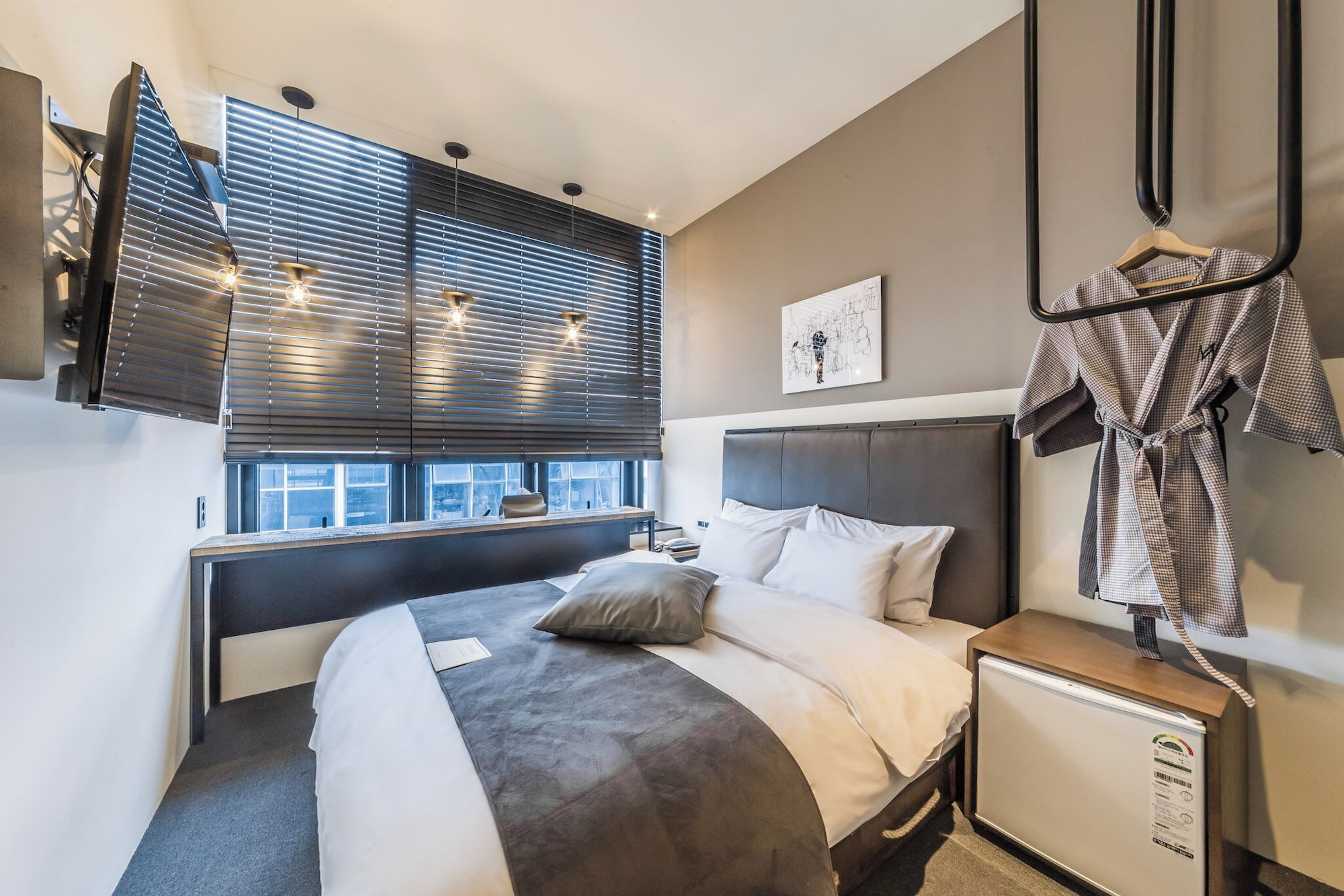Room, Double Bed, City Avenue View 5/6