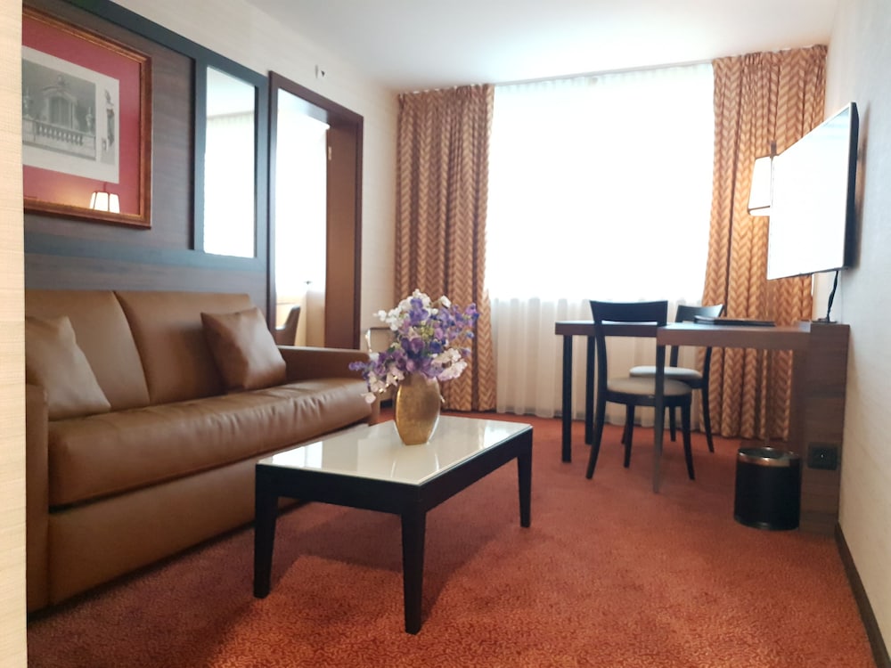 Nash Suites Hotel 30/38