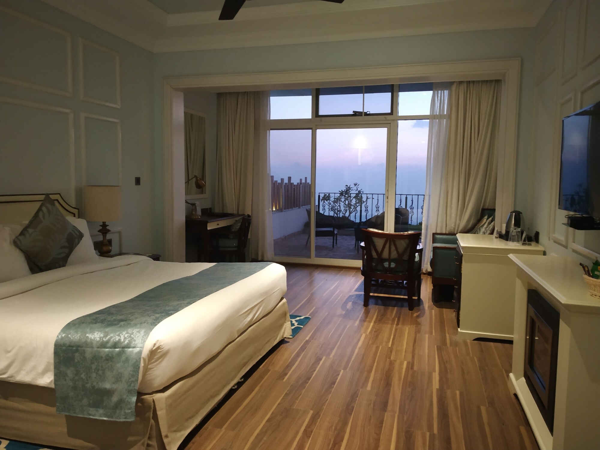 Moonlight, Bliss, 1 King and 1 Single Beds, Mountain View, Terrace، Fragrant Nature Munnar 3/4