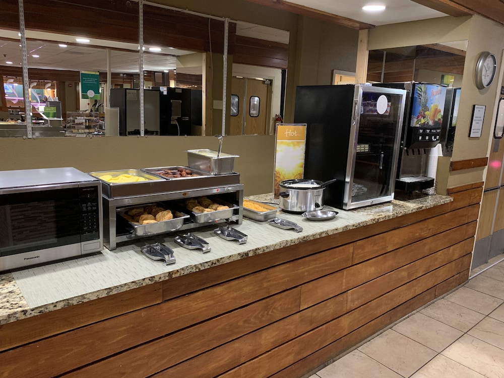 Quality Inn and Suites Pensacola Bayview 38/49