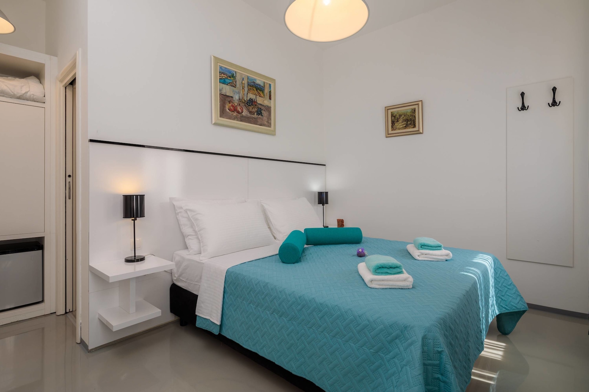 ROOM, DOUBLE BED