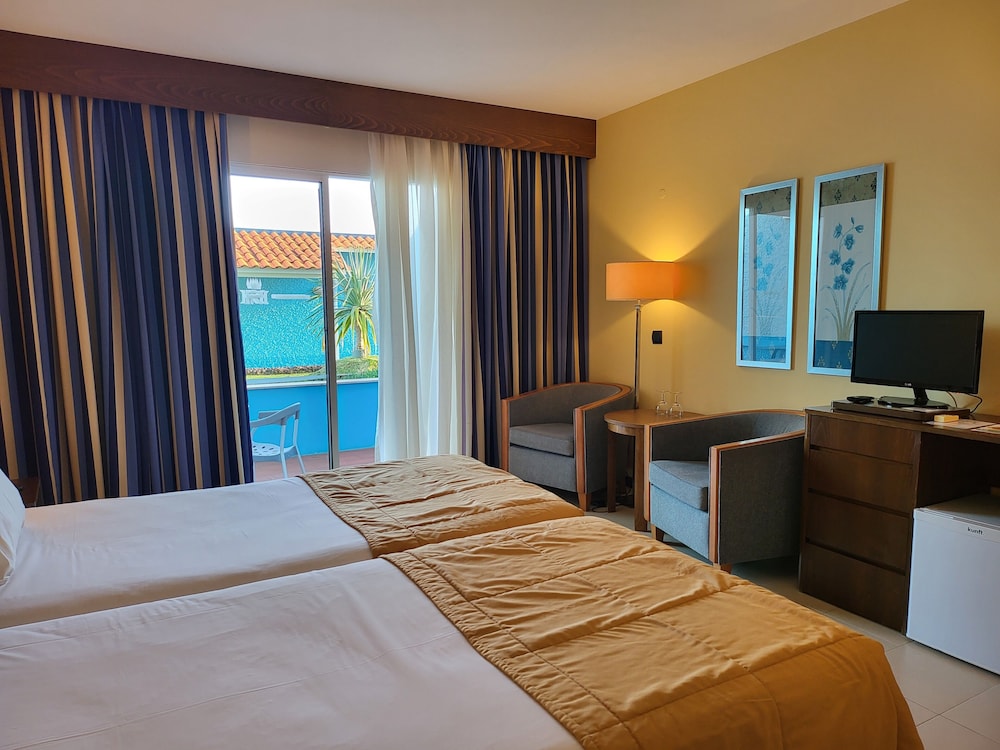 Twin Beds, Land View