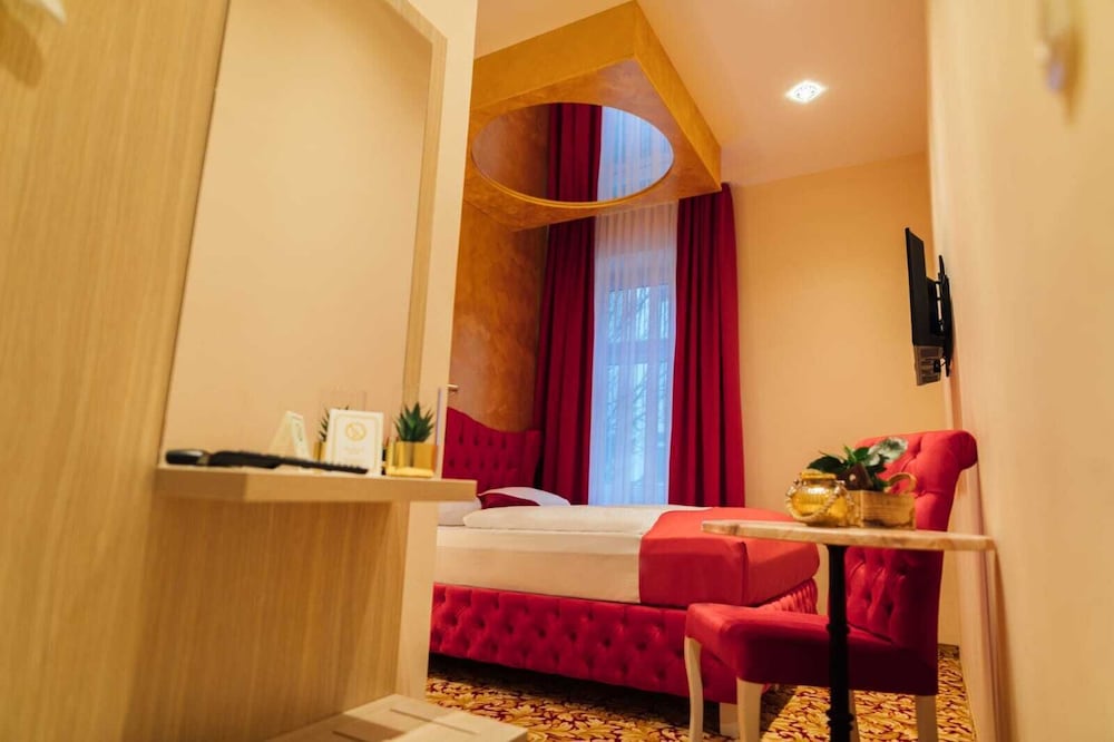 Hotel Hamburger Perle by UniqStay 2/20
