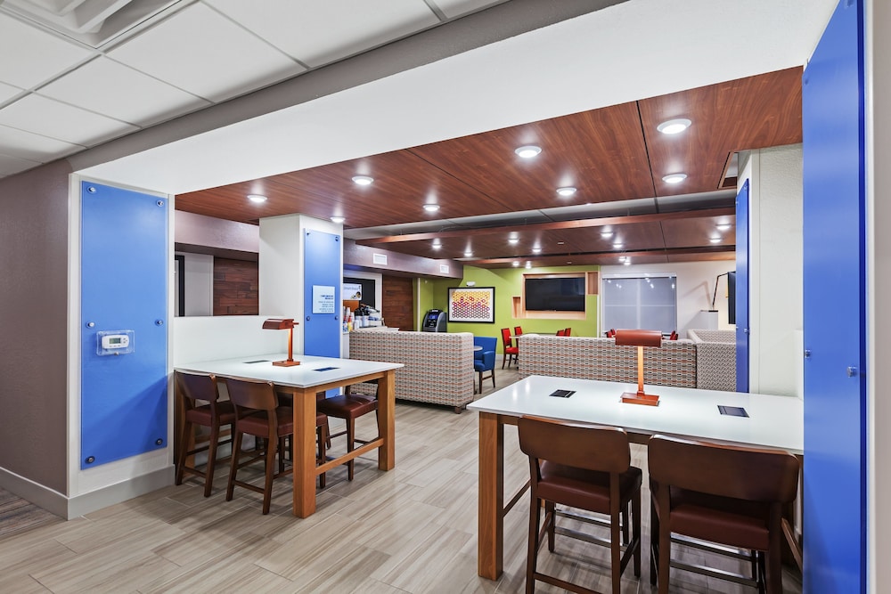 Holiday Inn Express Hotel And Suites Dallas Lewisville 53/69