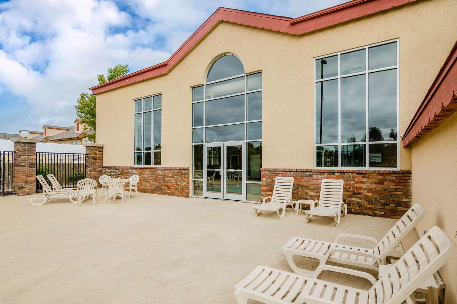 Quality Inn & Suites Carthage near Precious Moments Chapel 3/33
