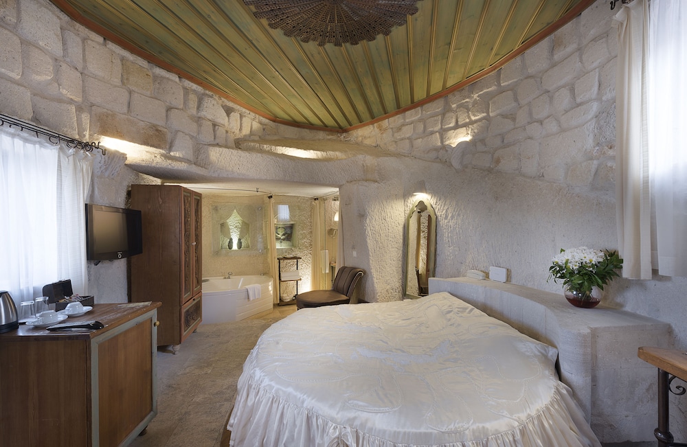 CAVE, DELUXE, SUITE