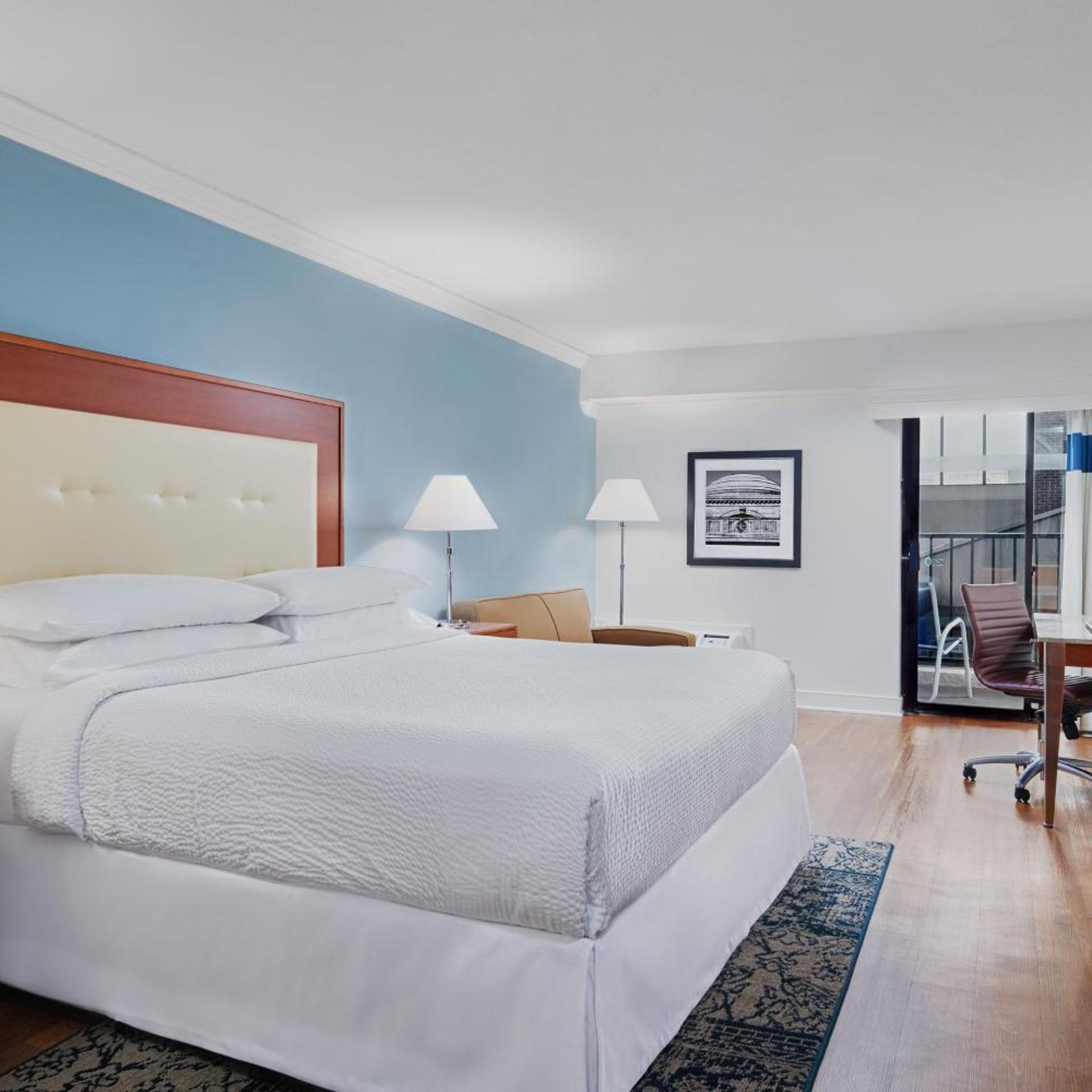 Junior Suite, King Bed, Atrium View, Sofa