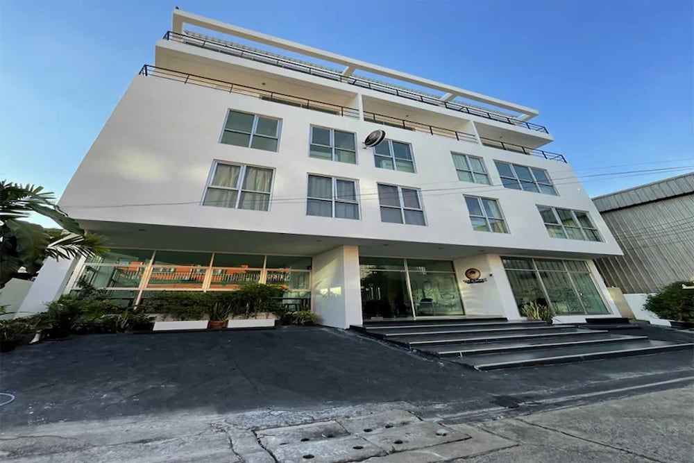 RQ Bangkok Sukhumvit 50 by Collection O 25/29