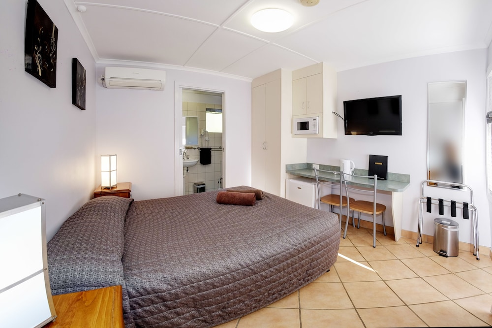 BALI HI MOTEL 23/49