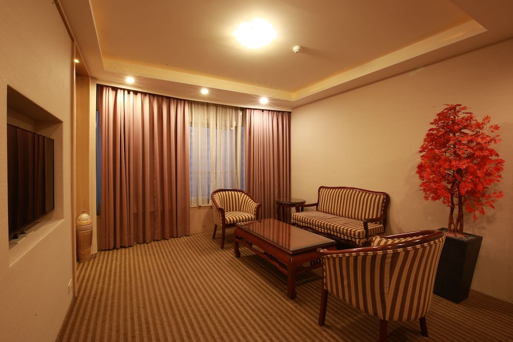 Highness Hotel 27/34