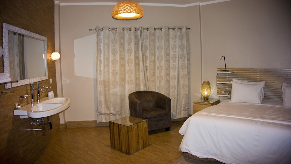 Tropical Enclave Hotel 38/60