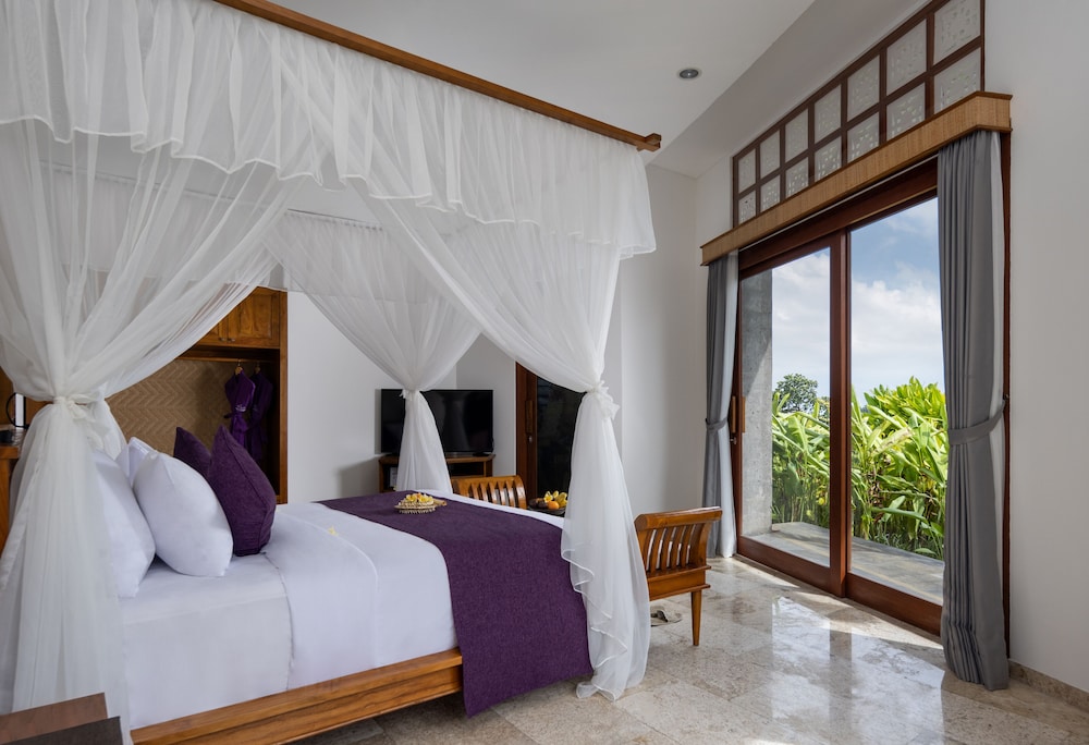 3 BEDROOMS, GARDEN VILLA, POOL ACCESS