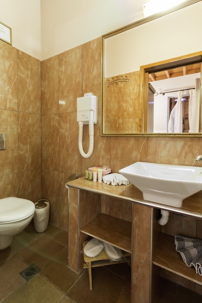 Camelot Traditional And Classic Hotel 52/56