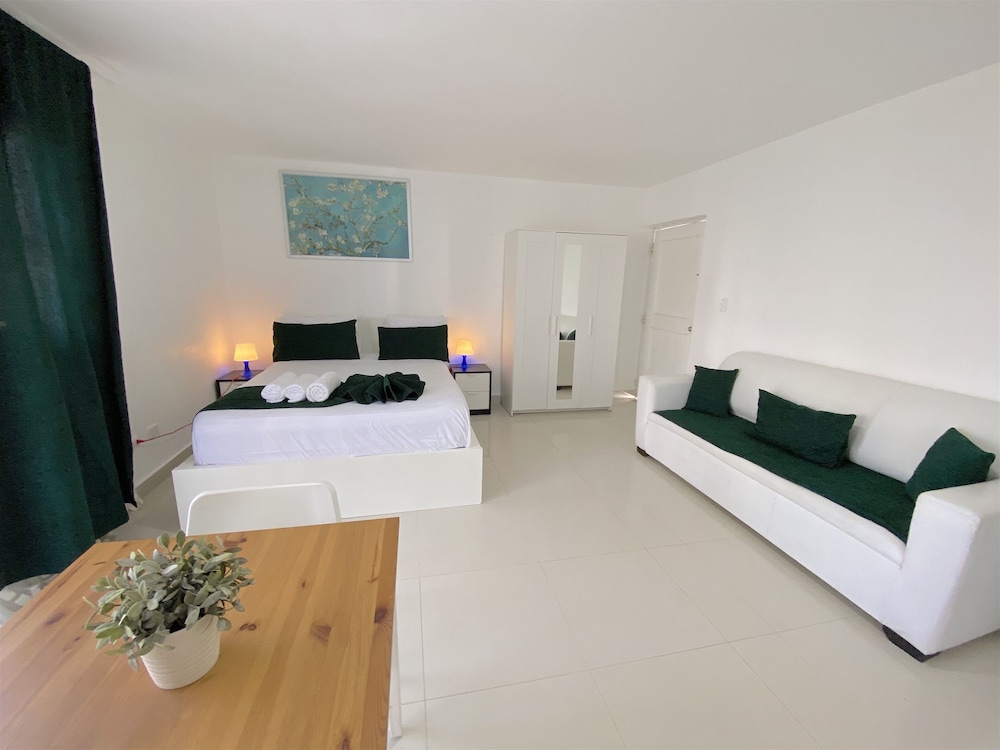 Tropicana Suites Deluxe Beach Club & Pool 29/50
