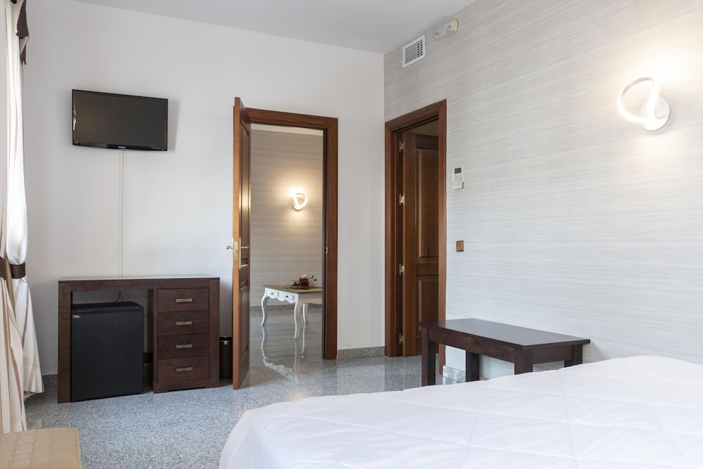 جناح جونيور بسرير مزدوج وسريرين منفصلين بغرفتي نوم، Hotel Plaza del Castillo 2/5