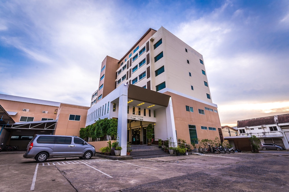 Sinkiat Buri Hotel 61/67