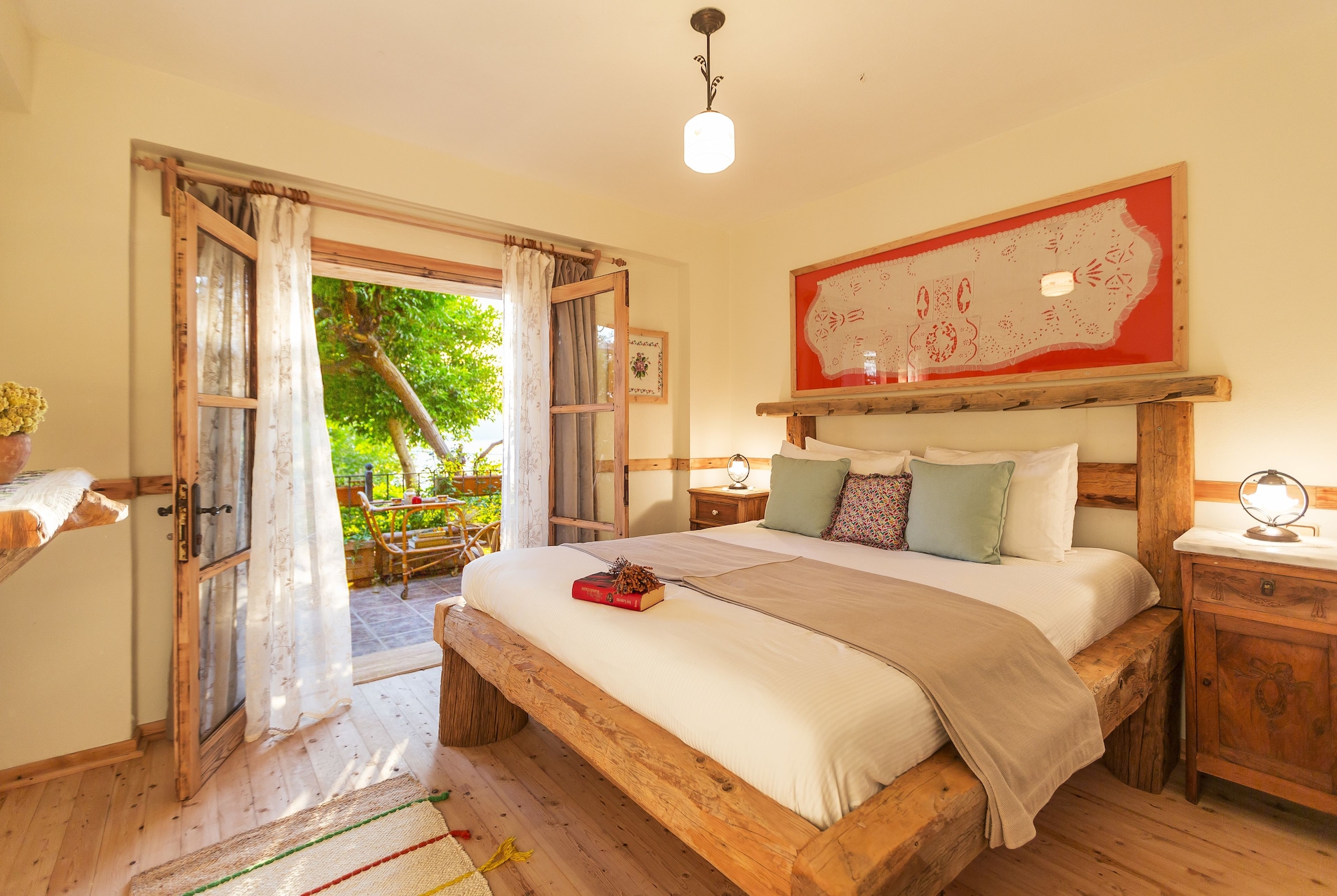 Suite, Queen Bed, Sofa, Garden Floor