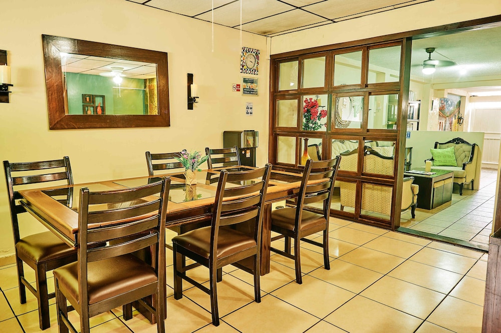 Hotel Tazumal House 70/82
