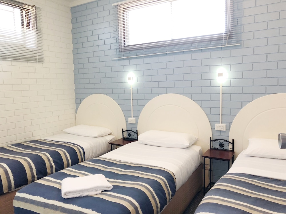 Statesman Motor Inn 20/47