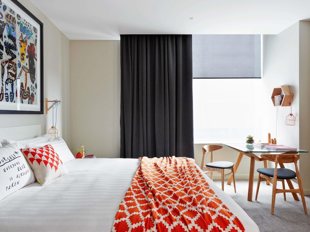 LARWILL, KING BED