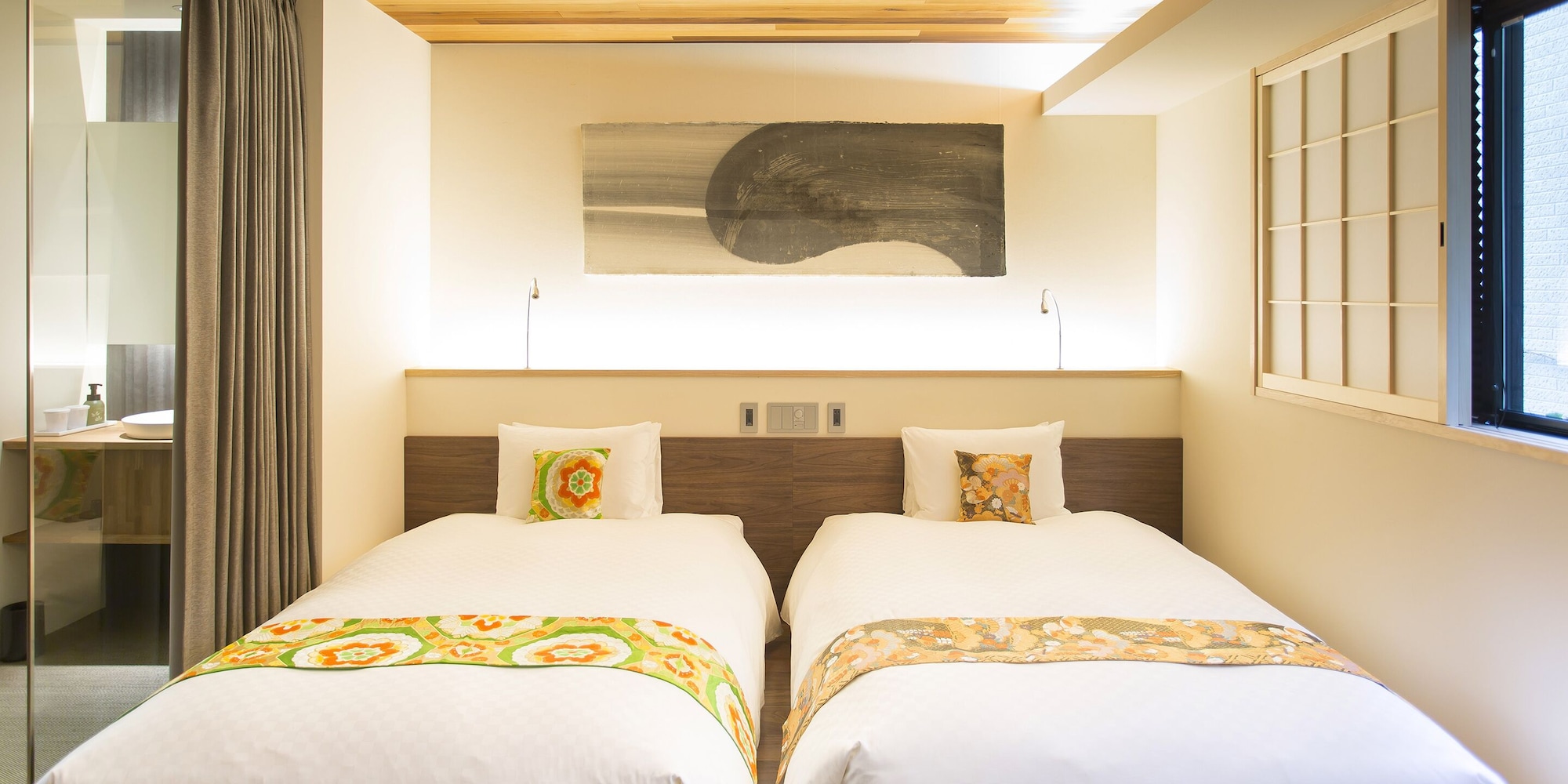 FAMILY, TWIN BEDS
