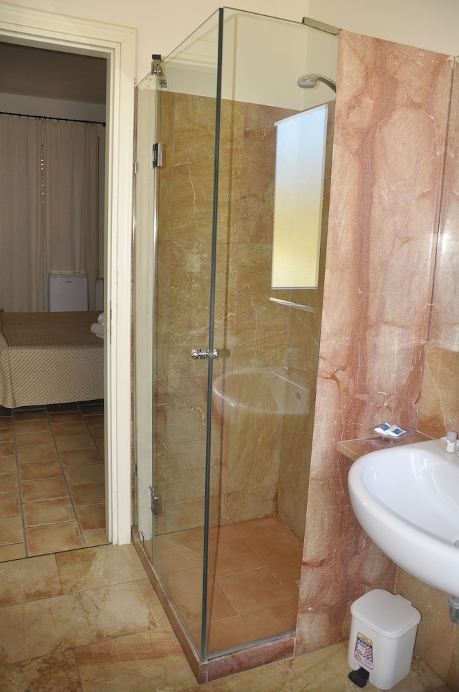 Delfino Beach Hotel 46/50
