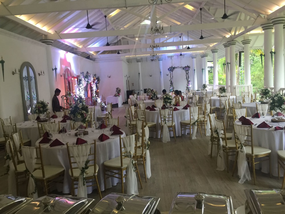 Manor House Boutique 40/50