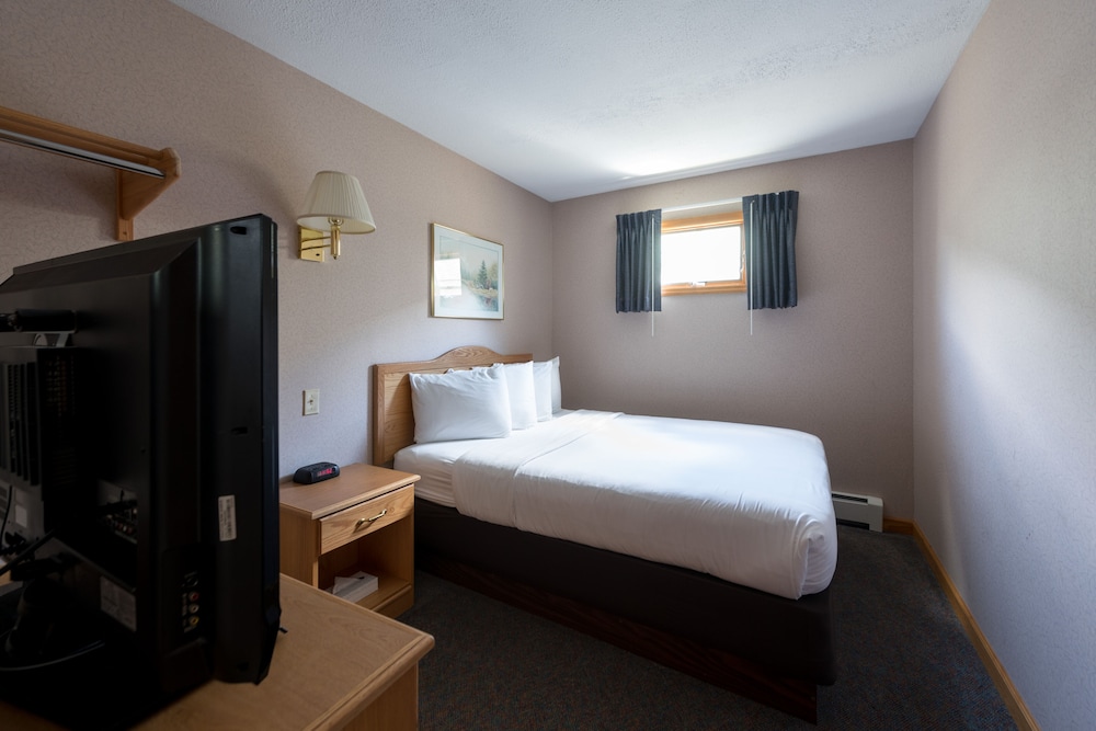 Adirondack Retreat Inn and Suites 8/36