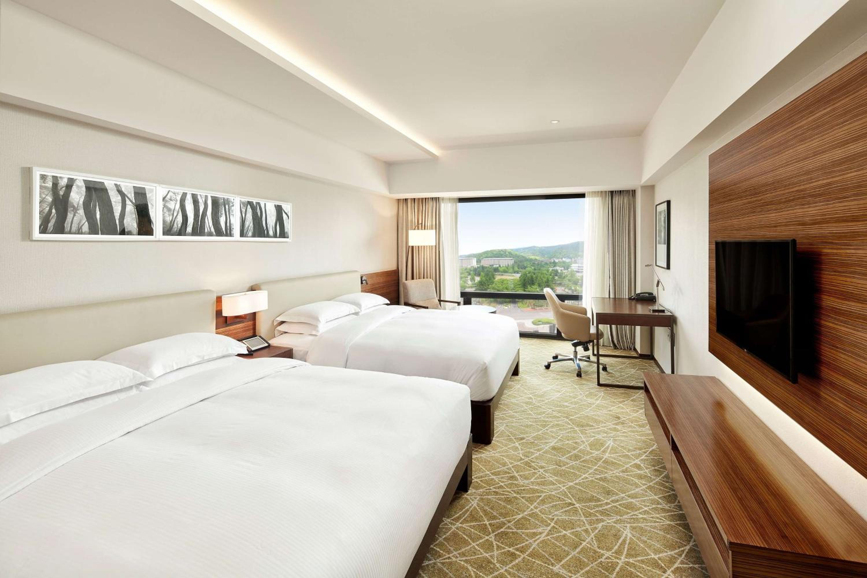 DELUXE, 2 KING BEDS