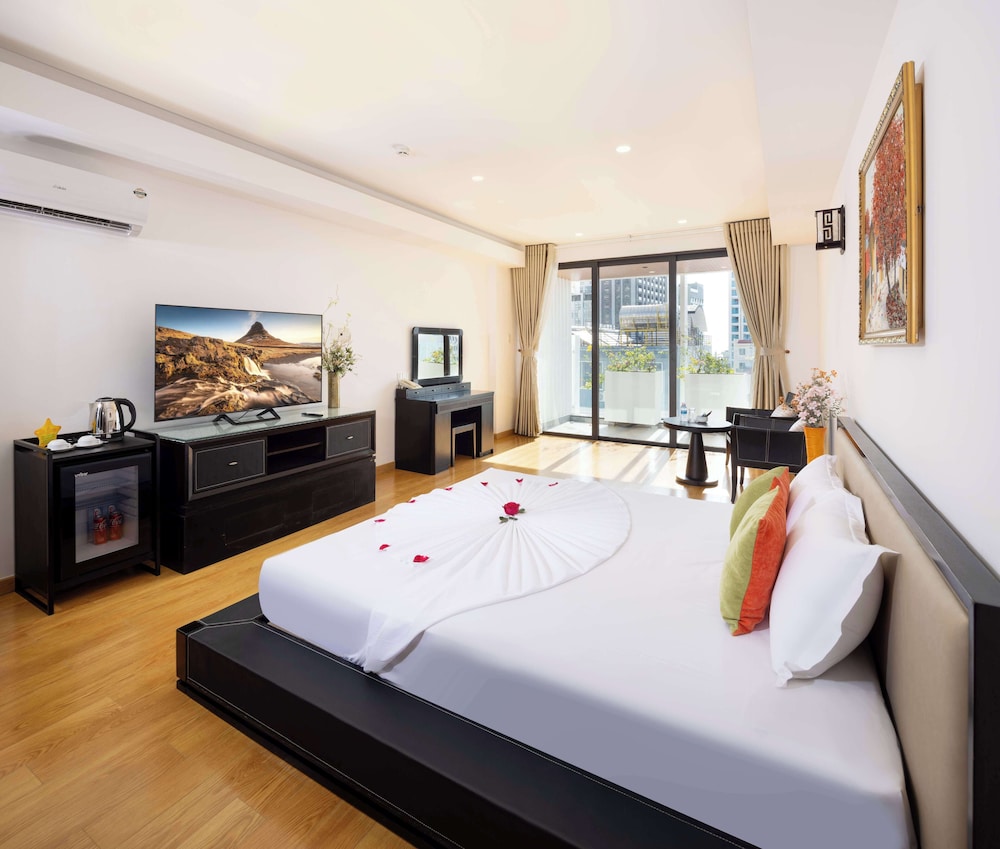SENIOR, KING BED, CITY VIEW, BALCONY