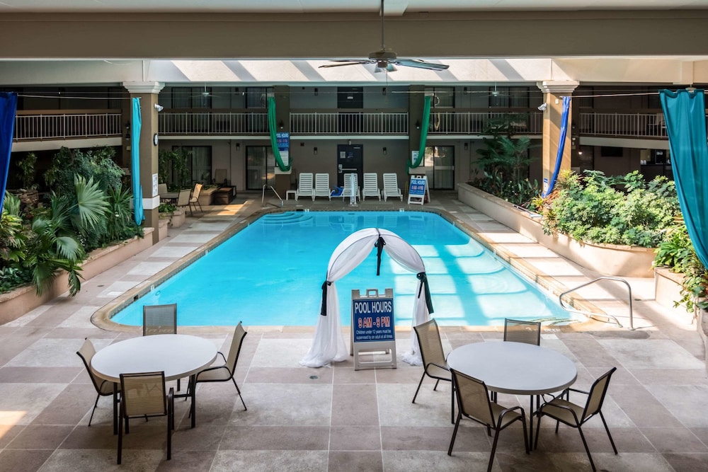 The Plaza Inn & Suites 19/28