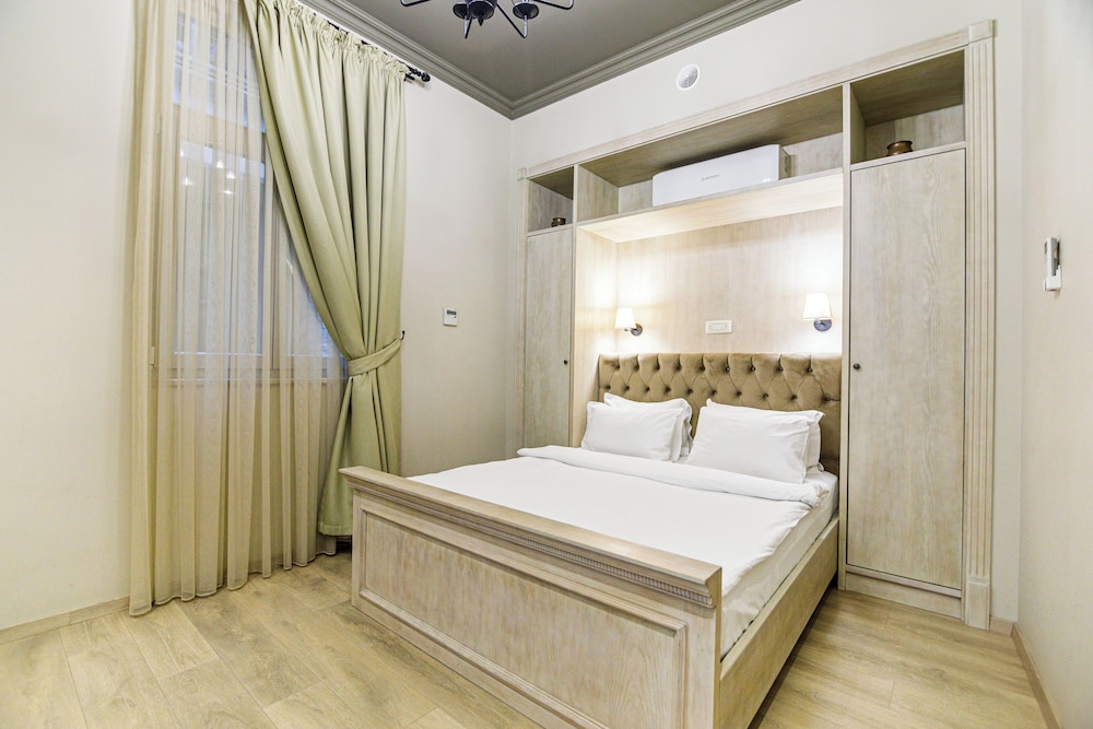 Standard, Queen Bed, Atrium View