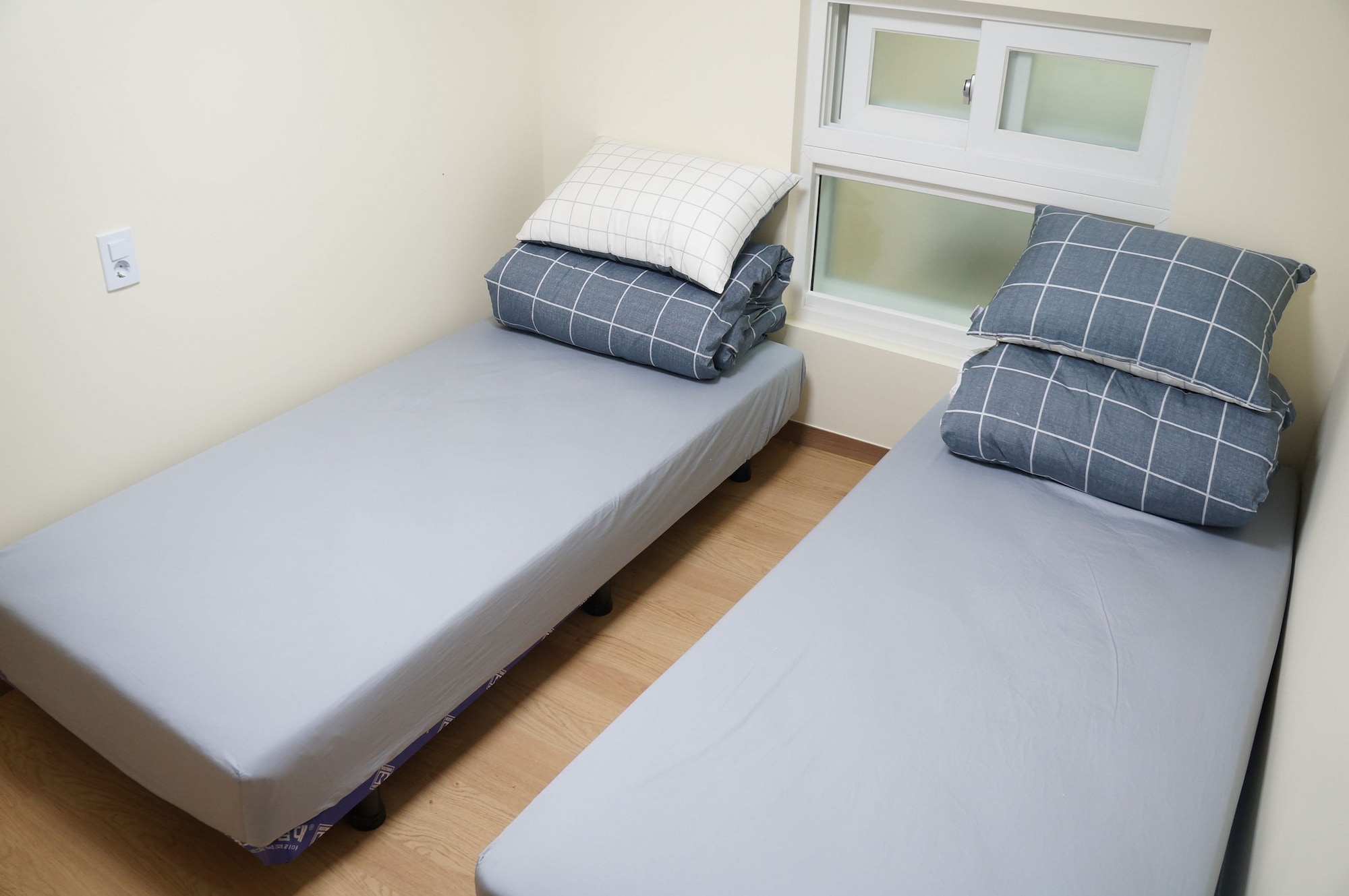 ROOM, TWIN BEDS