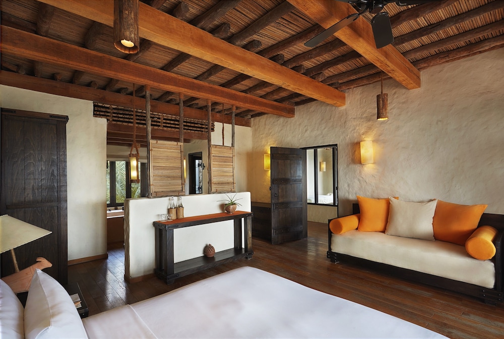 2 Bedrooms, Duplex, Pool, Suite, King and Twin Beds, Beach Front