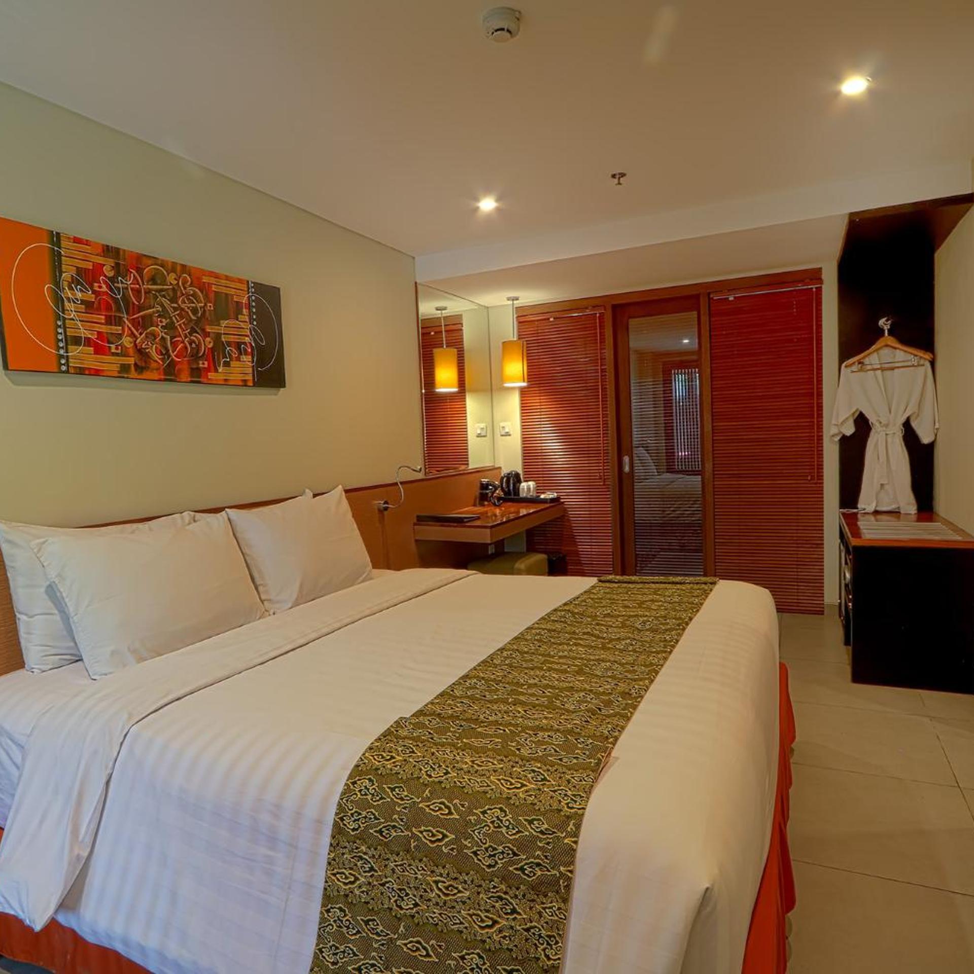 Deluxe, King Bed, Pool Access