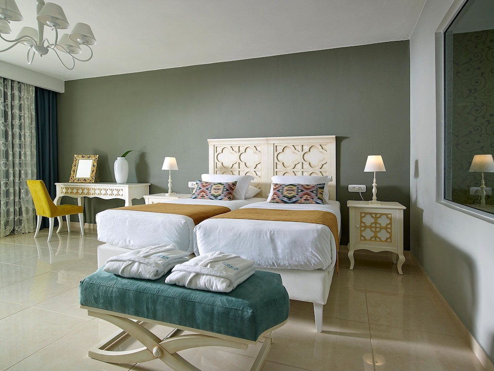 Deluxe, Family, King Bed, Garden View, Shared Pool