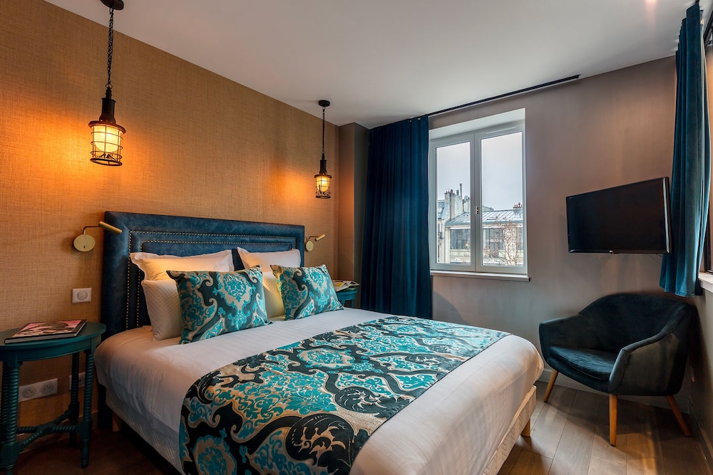PREMIUM, SUITE, QUEEN BED, SOFA