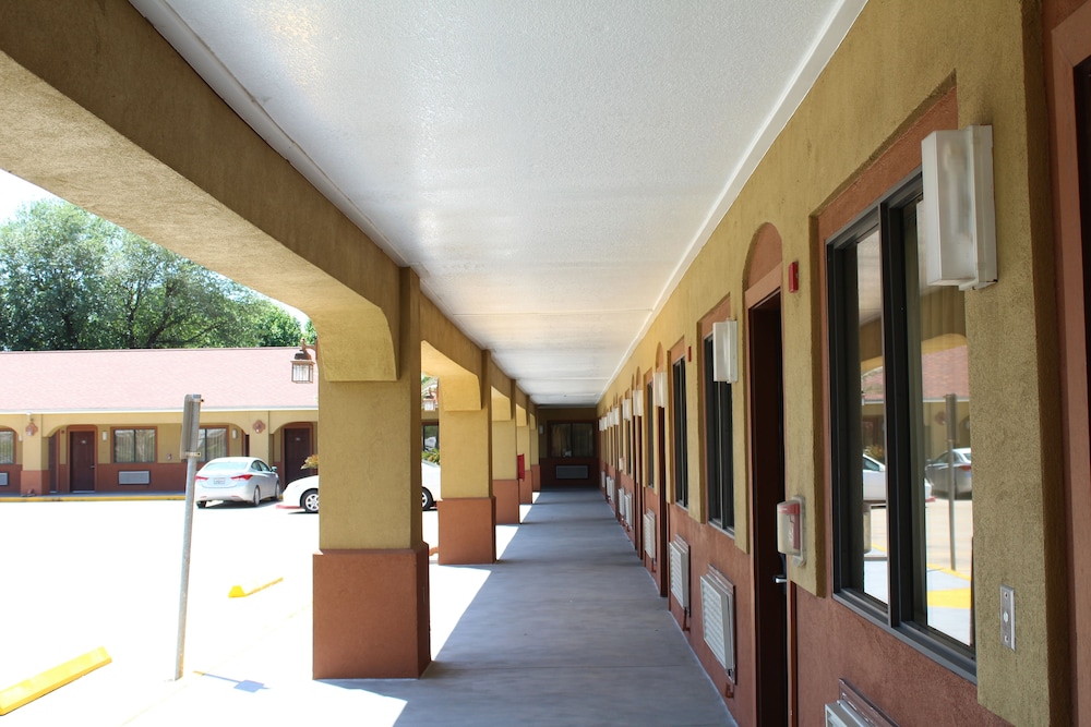 Budget Inn 12/39