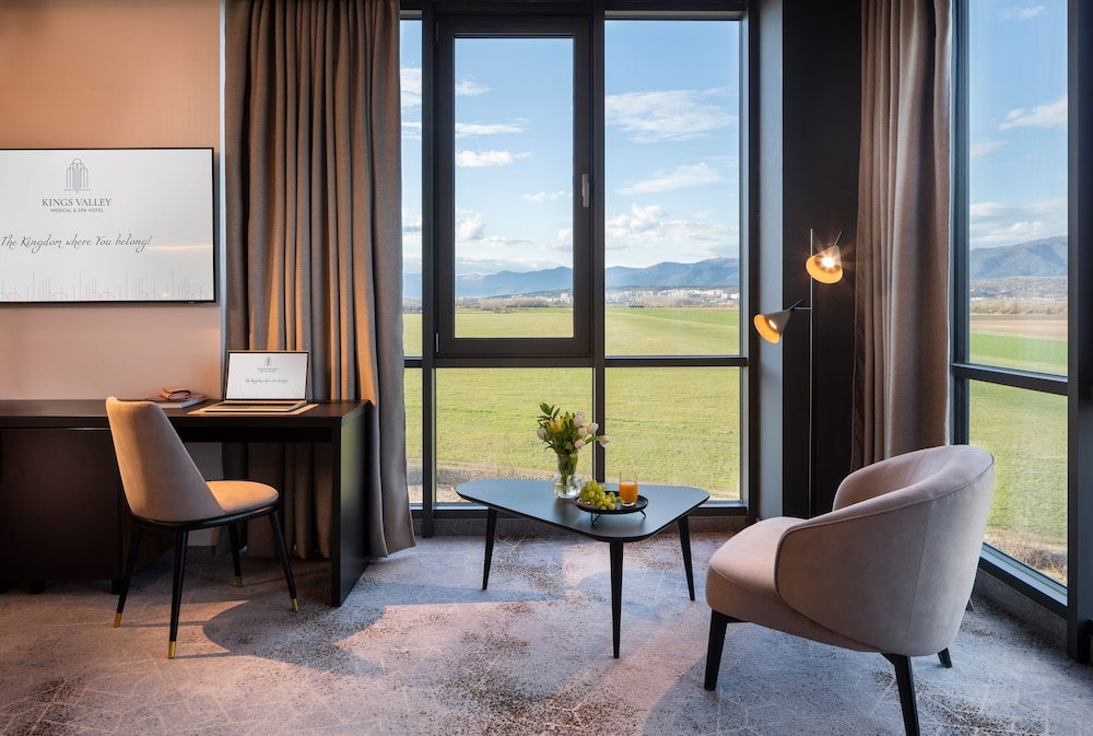 Kings' Valley Medical & Spa 31/50
