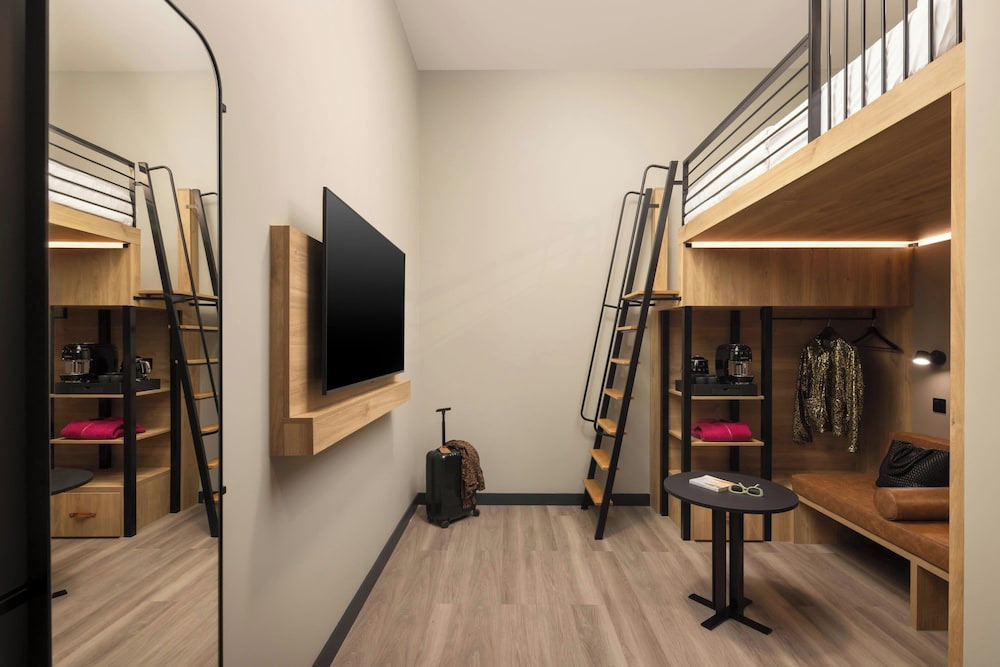 Moxy London Piccadilly Circus 24/47