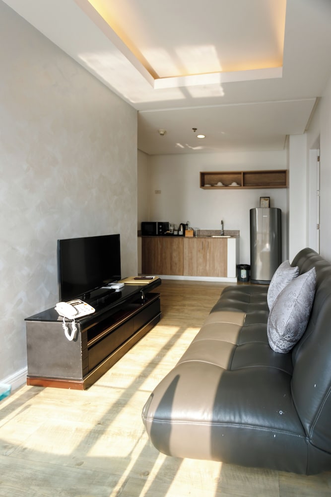 Regency Grand Suites 58/66
