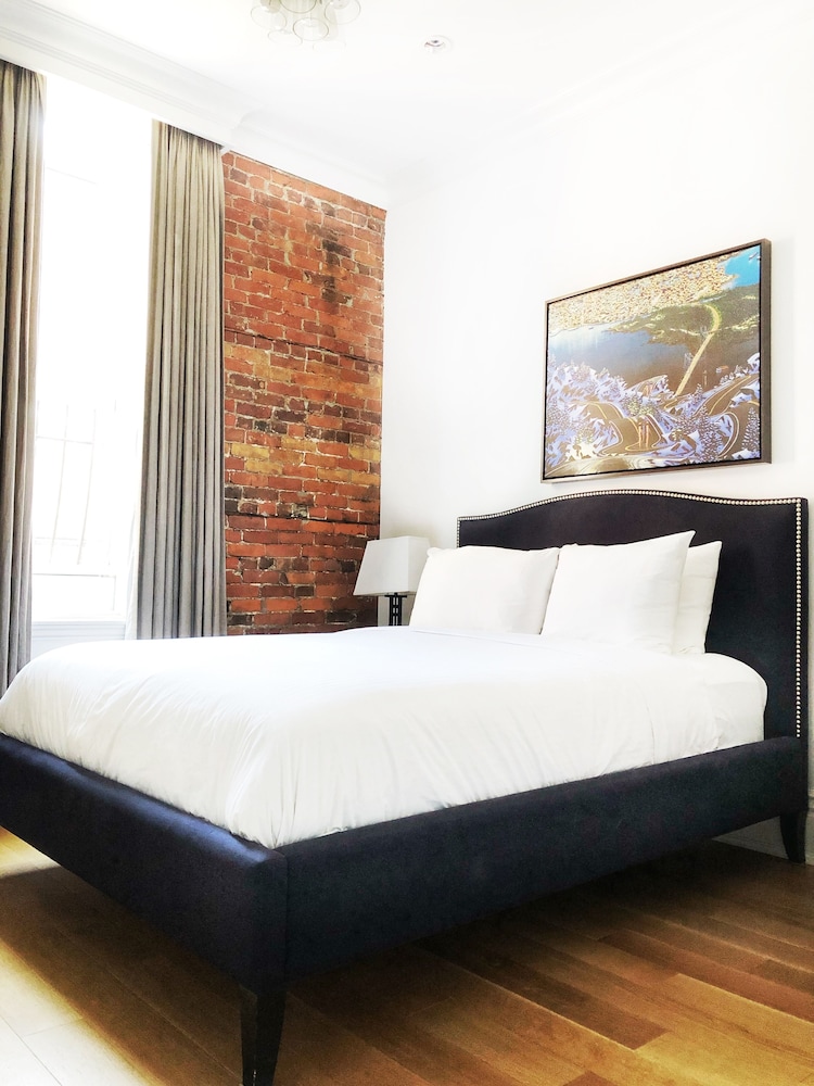 LEGACY, QUEEN BED