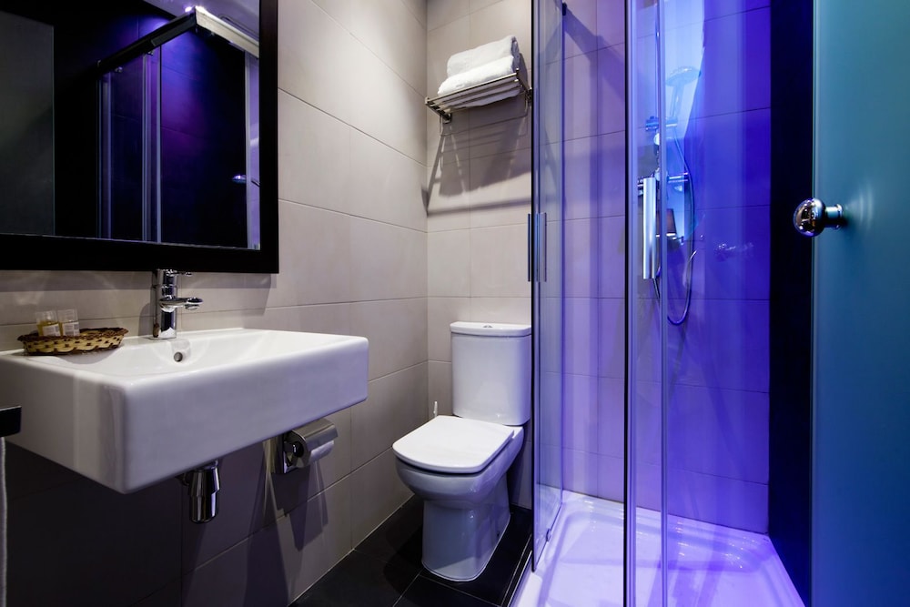 Hostal Bcn Ramblas 12/15